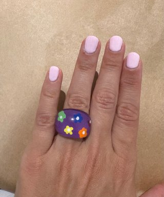 Anillo morado con flores multicolores