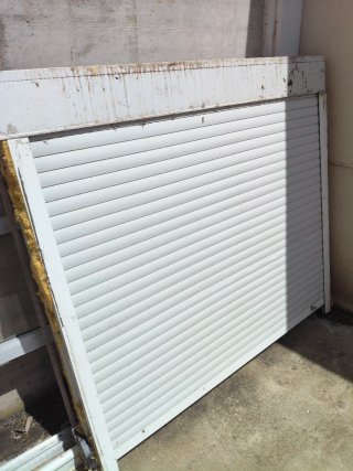 Ventana blanca con persiana enrollable