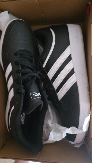 Scarpe Adidas nere e bianche pari al nuovo