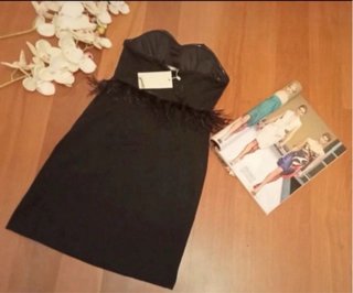 Vestido negro fiesta con plumas