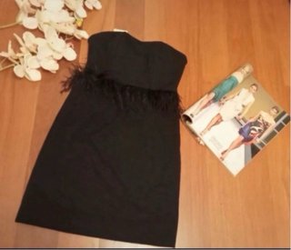 Vestido negro fiesta con plumas
