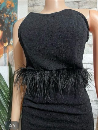 Vestido negro fiesta con plumas