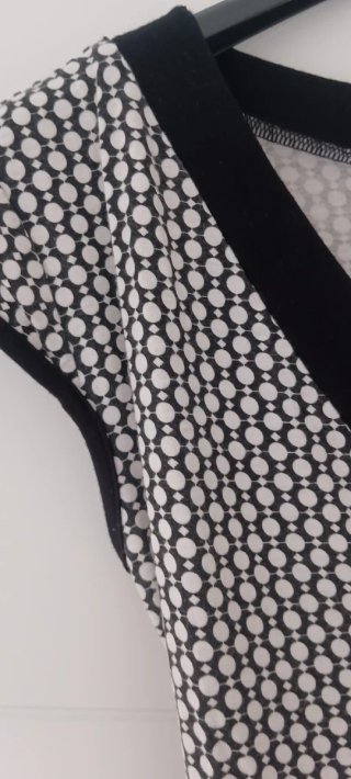Top estampado blanco y negro