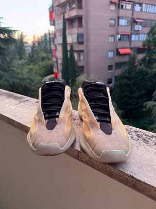 Adidas Yeezy 700 Beige/Amarillo