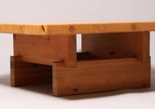 Mesa  de  centro de madera maciza de estilo Bruta