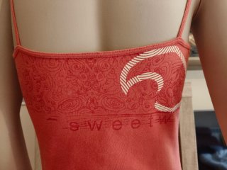 Vestido El niño, coral con volantes.