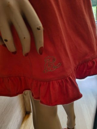 Vestido El niño, coral con volantes.