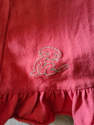 Vestido El niño, coral con volantes.