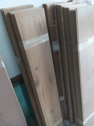 Suelo laminado imitación madera 25 m² aprox