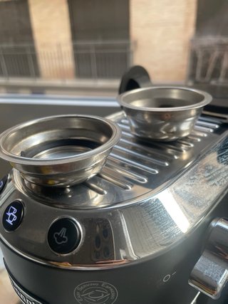 Cafetera DeLonghi Dedica Espresso Plata
