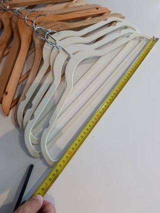 12 Perchas Madera y Plástico