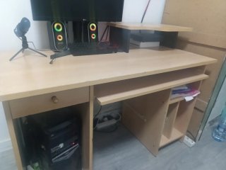Scrivania in legno con cassetto e scaffali