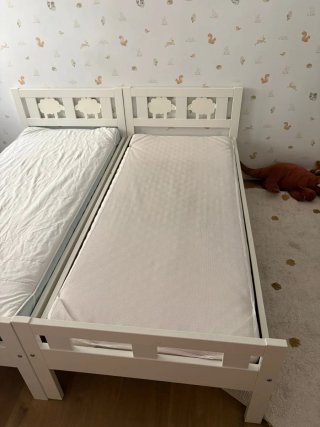 Cama infantil blanca con diseño de ovejas