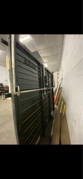 Puerta de garaje basculante con motor