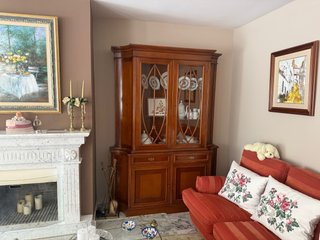 Vitrina de madera con puertas de cristal