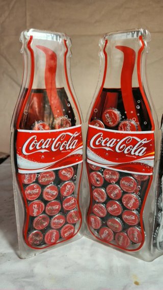 Espositore Coca-Cola con 4 Bottiglie Unite, Capsule