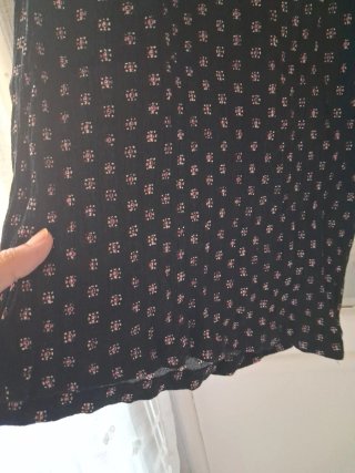 Mono de verano negro con detalle en blanco y rosa