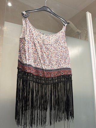 Blusa tirantes estampado floral con flecos