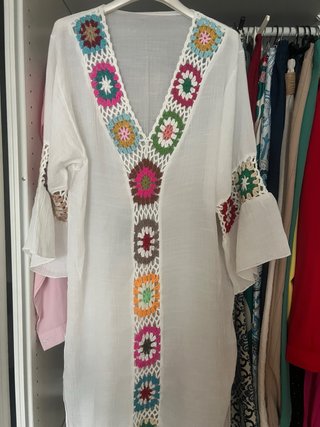 Copricostume bianco con crochet colorato