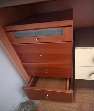 Comodino in legno con cassetti e cristallo