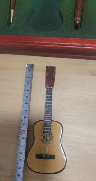 Estuche Vintage Guitarra Española + 2 Bolígrafos