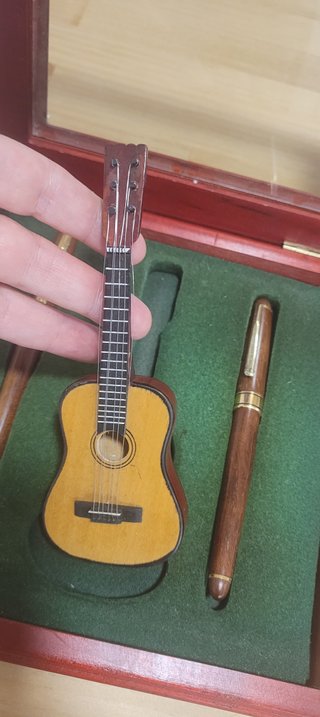 Estuche Vintage Guitarra Española + 2 Bolígrafos