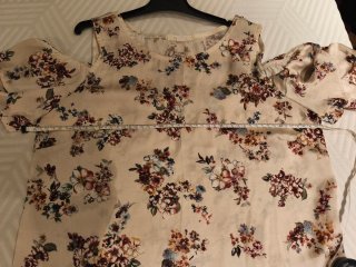 Blusa satinada beige con flores