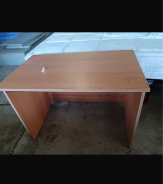Tavolo da scrivania in legno chiaro