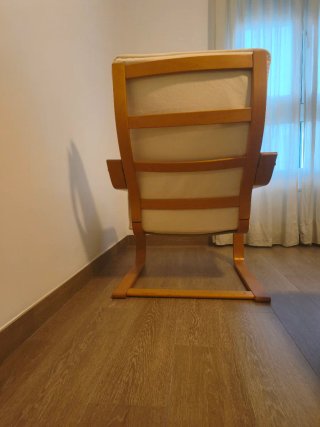 Poltrona Ikea in legno con cuscino beige