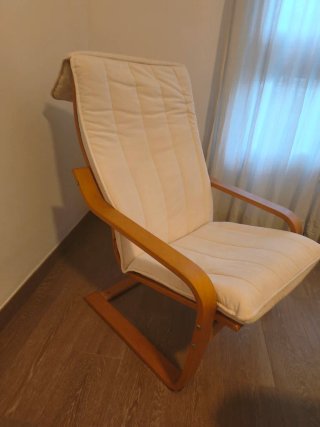 Poltrona Ikea in legno con cuscino beige