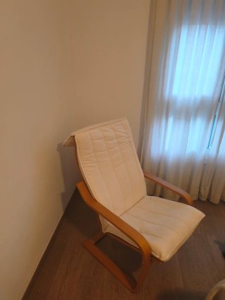 Poltrona Ikea in legno con cuscino beige