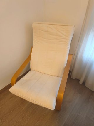 Poltrona Ikea in legno con cuscino beige