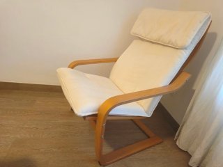 Poltrona Ikea in legno con cuscino beige
