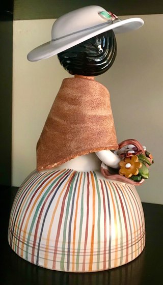 Figura decorativa mujer con cesta flores