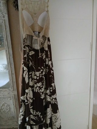 Vestido crochet y tela fluida floral
