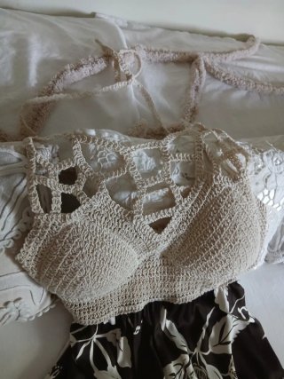 Vestido crochet y tela fluida floral