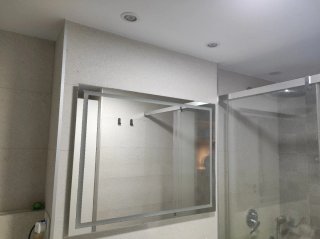 Espejo de baño moderno plateado