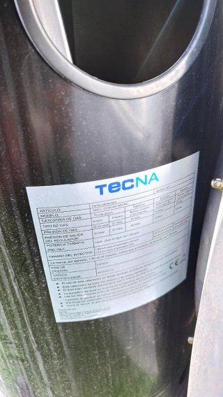 Estufa de gas exterior TECNA modelo CORONA negra.