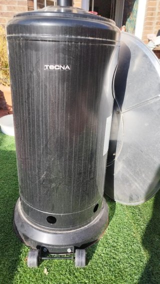Estufa de gas exterior TECNA modelo CORONA negra.