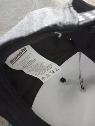 Cappellino Bianchi nero con adesivo olografico