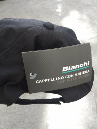 Cappellino Bianchi nero con adesivo olografico