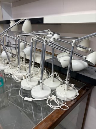 Flexo de mesa Ikea plateado y blanco