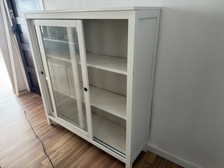 Librería de madera y cristal