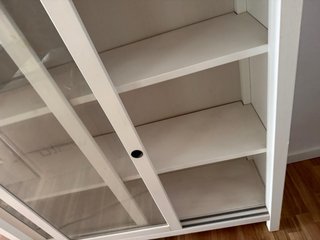 Librería de madera y cristal