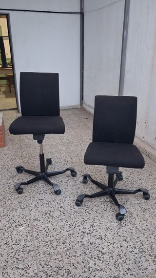 Sillas de oficina negras y plateadas