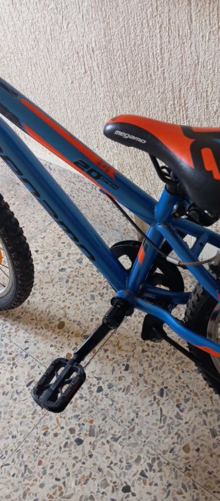 Bicicleta azul con cambios