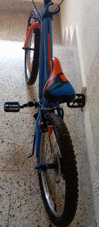 Bicicleta azul con cambios