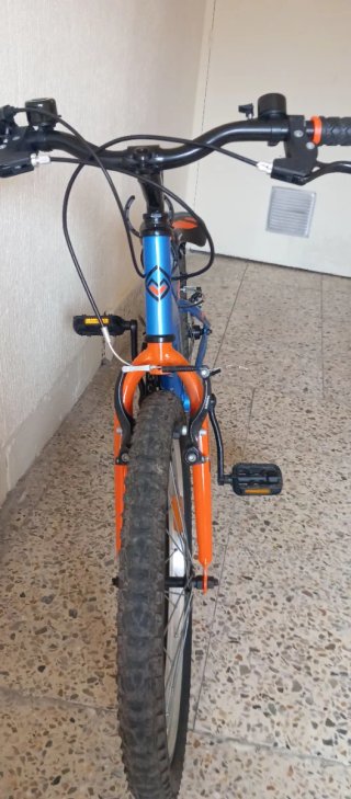 Bicicleta azul con cambios
