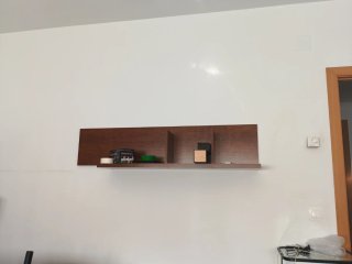 Estantería de madera flotante