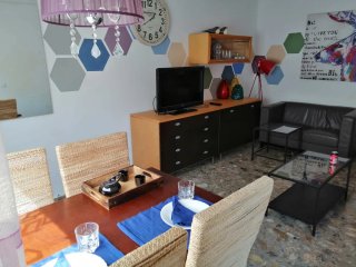 Amplia Habitación para Chica en piso compartido.